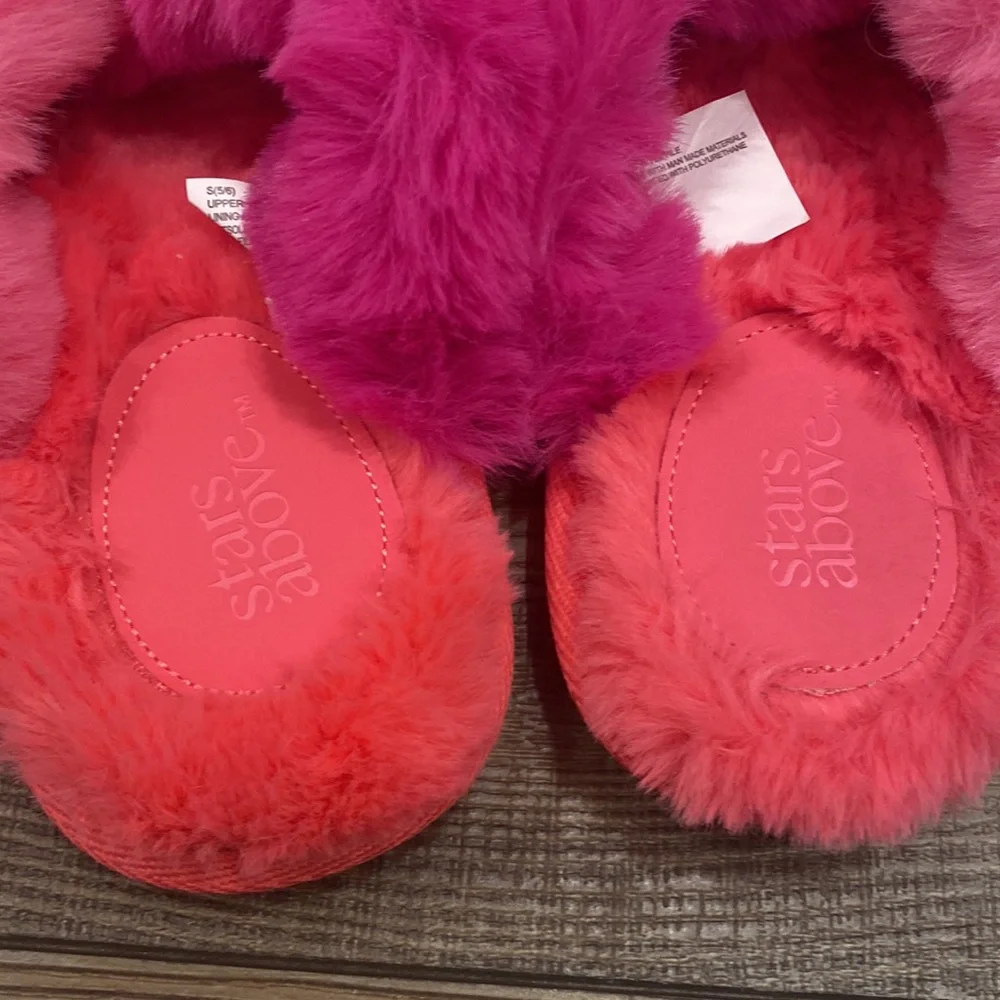 🌟NWOT🌟 Hot Pink Fuzzy Crossed Open Toe Slippers- STARS ABOVE - Picture 3 of 5
